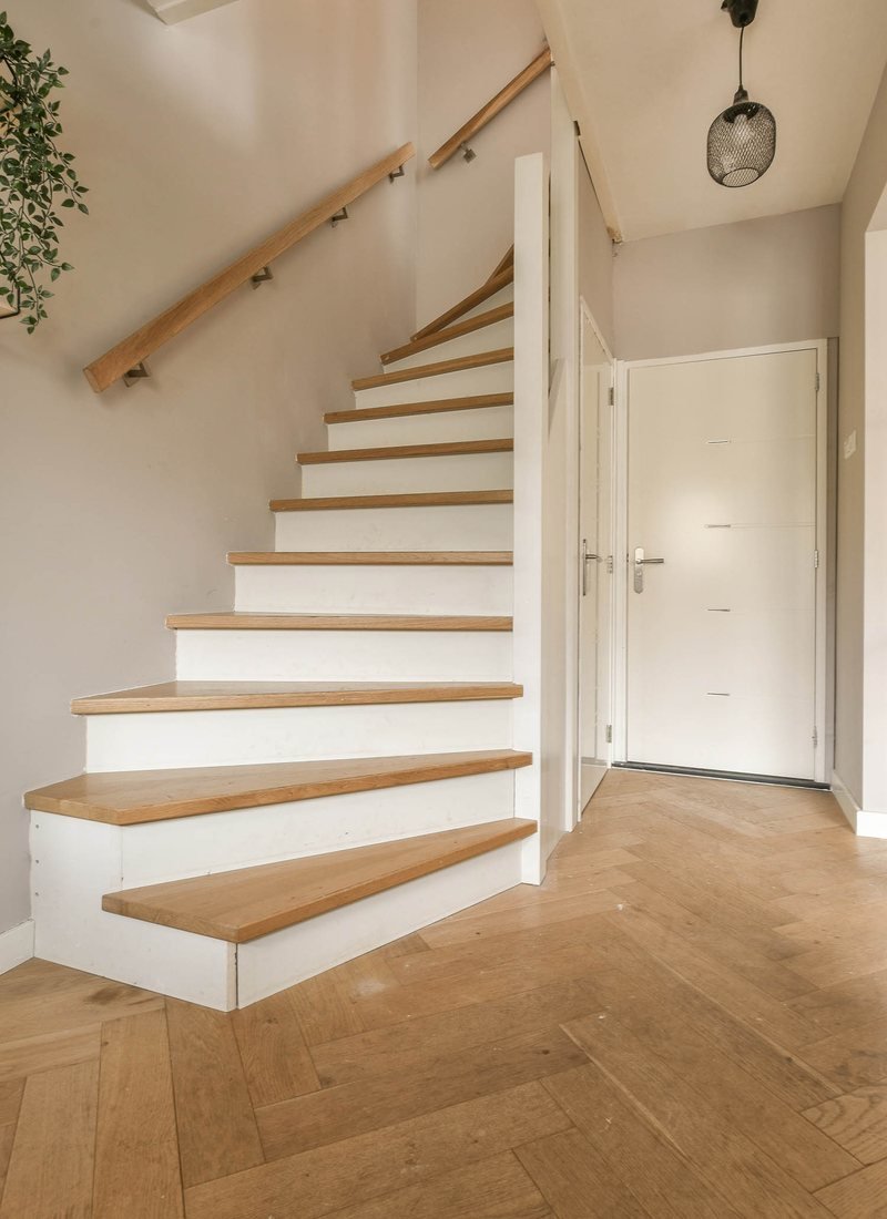 Timmerman van Aannemersbedrijf BOSA aan het werk in een woning