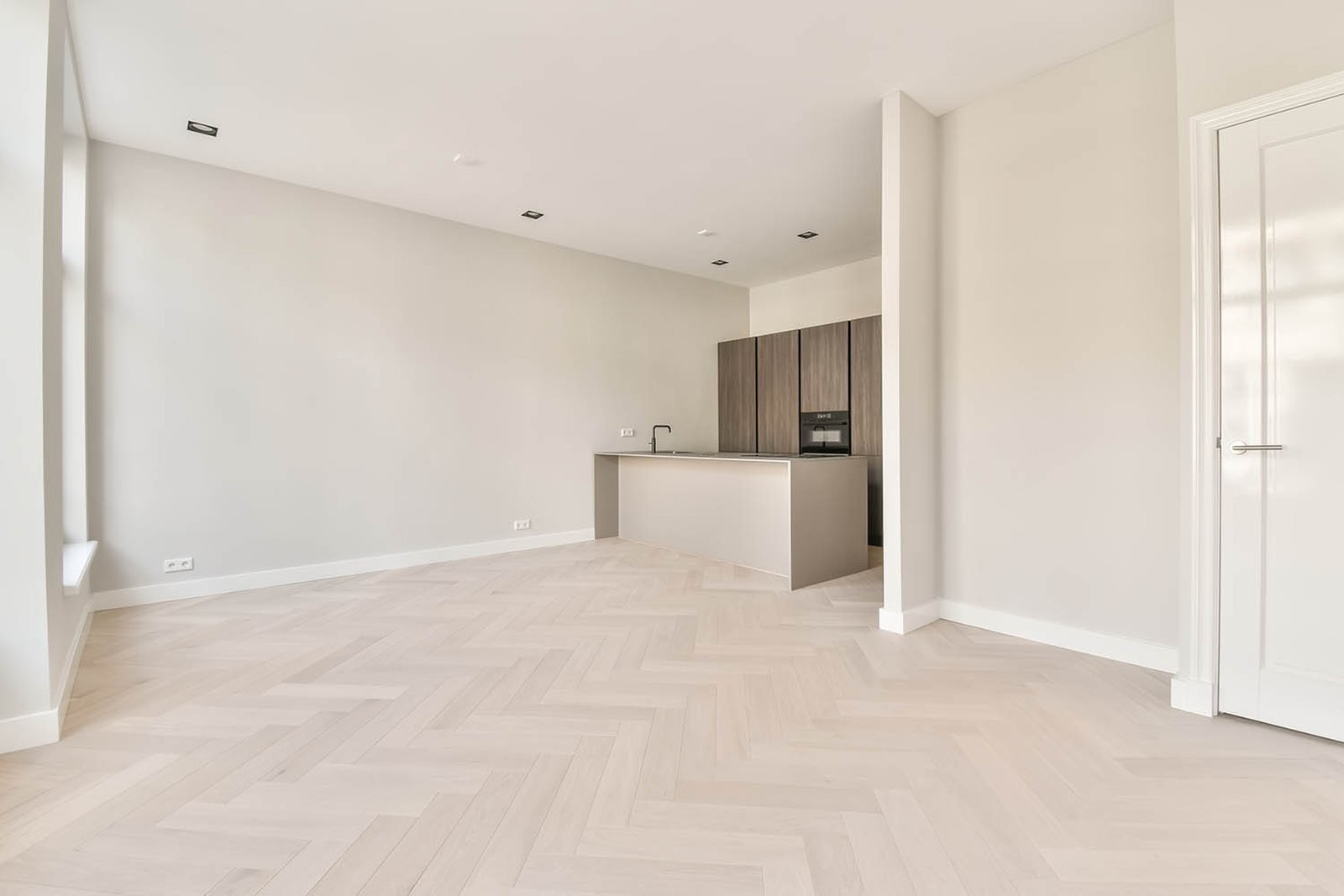Woonkamer met doorbraak in Rotterdam-Zuid